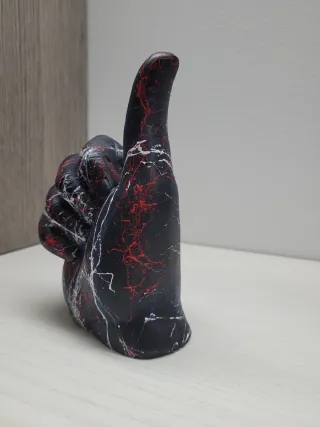 Statuetta mano OK decorata