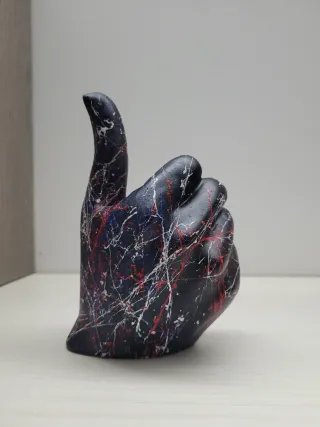 Statuetta mano OK decorata