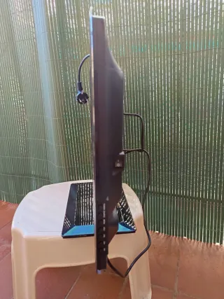 Televisor Blu:Sens con pie y mando.