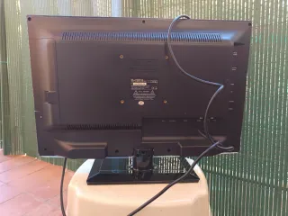 Televisor Blu:Sens con pie y mando.