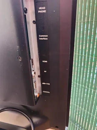 Televisor Blu:Sens con pie y mando.