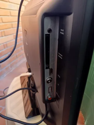 Televisor Blu:Sens con pie y mando.