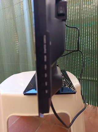 Televisor Blu:Sens con pie y mando.