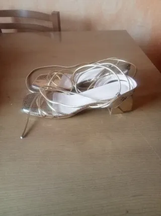 Sandalias doradas tacón talla 41.