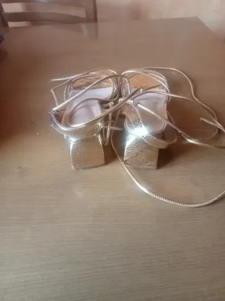 Sandalias doradas tacón talla 41.