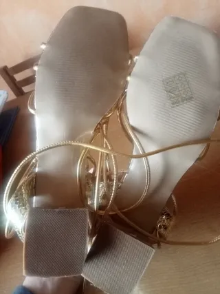 Sandalias doradas tacón talla 41.