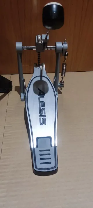 Pedal y Bombo Alesis Nitro Max