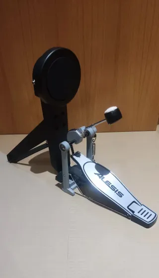 Pedal y Bombo Alesis Nitro Max