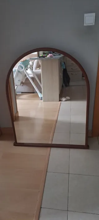 Espejo de madera con marco arqueado