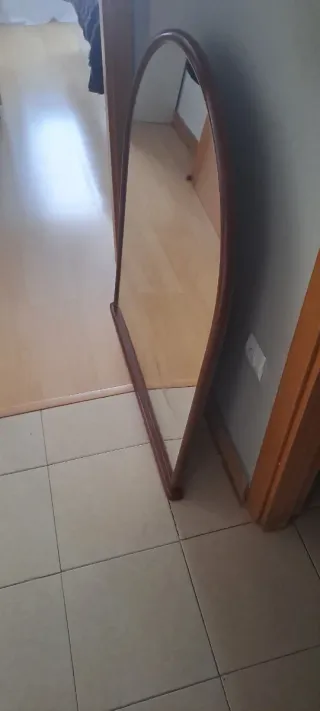 Espejo de madera con marco arqueado