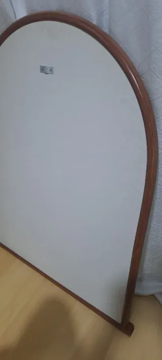 Espejo de madera con marco arqueado
