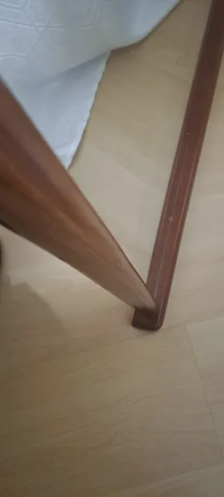 Espejo de madera con marco arqueado