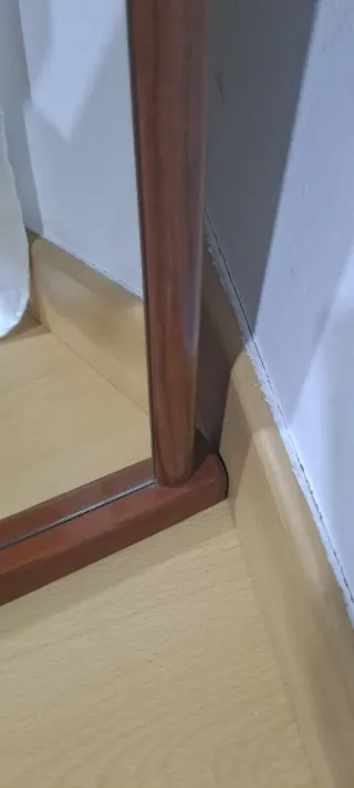 Espejo de madera con marco arqueado