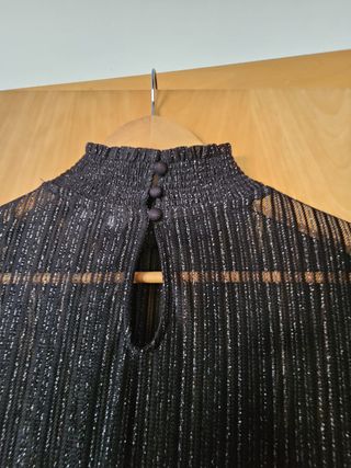 Blusa negra con brillo y cuello alto – MS Mode XL