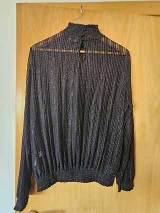 Blusa negra con brillo y cuello alto – MS Mode XL