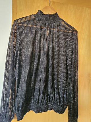 Blusa negra con brillo y cuello alto – MS Mode XL