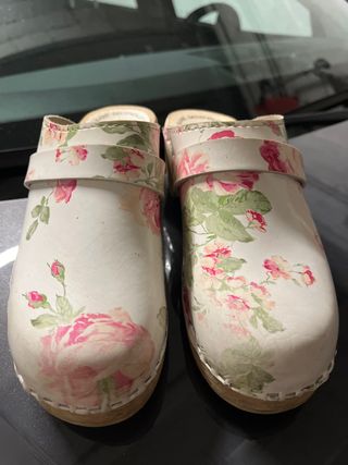 Zuecos piel flores blancos niña talla 36