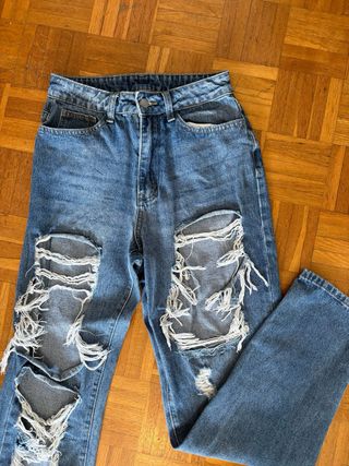 Pantalón vaquero ancho roto