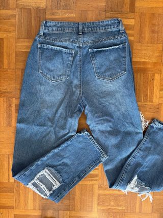 Pantalón vaquero ancho roto