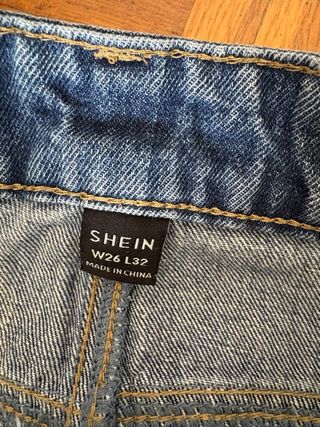 Pantalón vaquero ancho roto