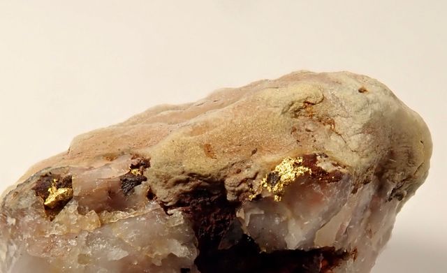 Mineral de Oro Nativo Cristalizado en Cuarzo