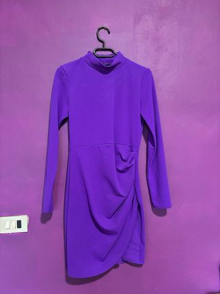 Abito viola con drappeggio