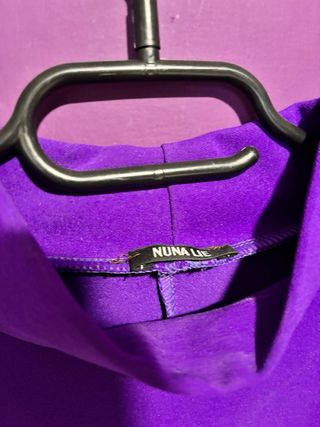 Abito viola con drappeggio