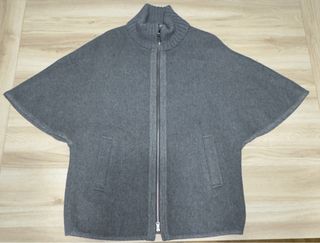 Capa gris con cremallera y bolsillos