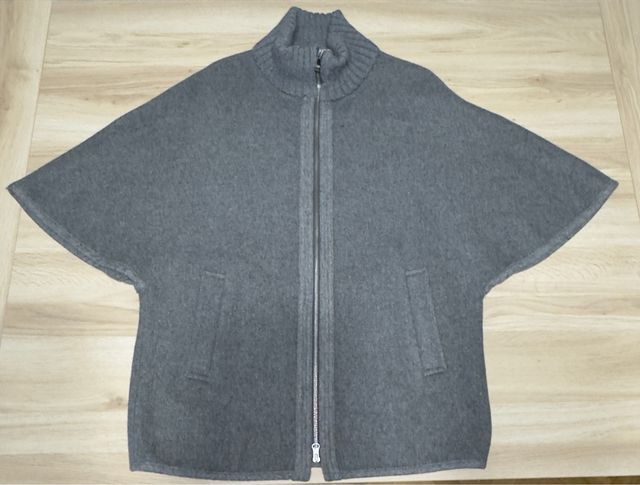 Capa gris con cremallera y bolsillos