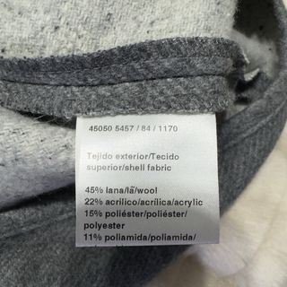 Capa gris con cremallera y bolsillos