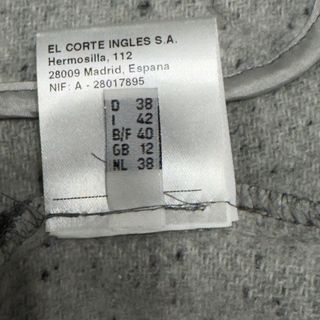 Capa gris con cremallera y bolsillos