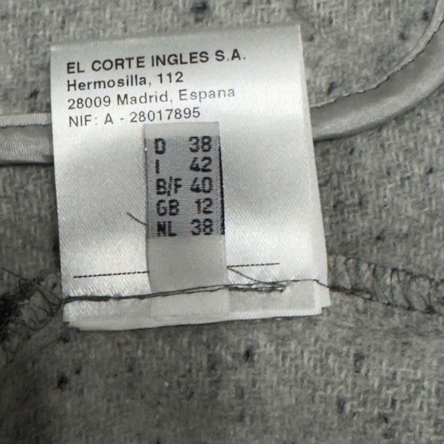 Capa gris con cremallera y bolsillos