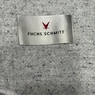 Capa gris con cremallera y bolsillos