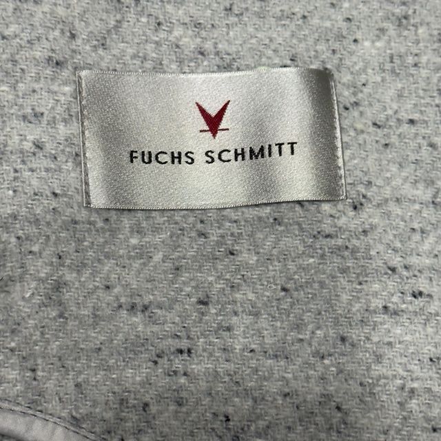 Capa gris con cremallera y bolsillos