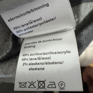 Capa gris con cremallera y bolsillos