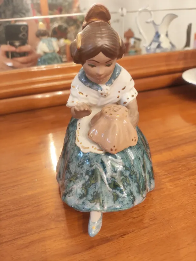 Figura cerámica chica vintage esmaltada