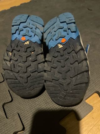 Sapatilhas Azuis e Laranjas