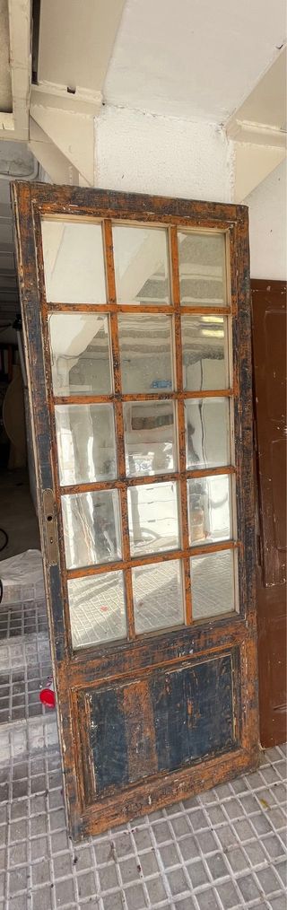 Puerta antigua de madera con espejos