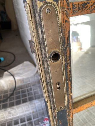 Puerta antigua de madera con espejos