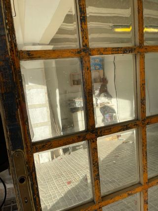 Puerta antigua de madera con espejos