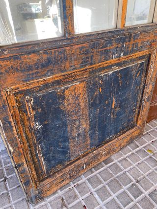 Puerta antigua de madera con espejos