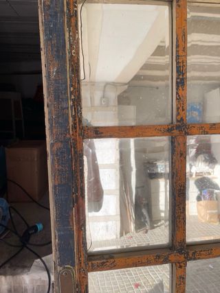 Puerta antigua de madera con espejos