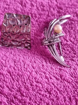 Lote bisutería vintage plateada: anillo y broche