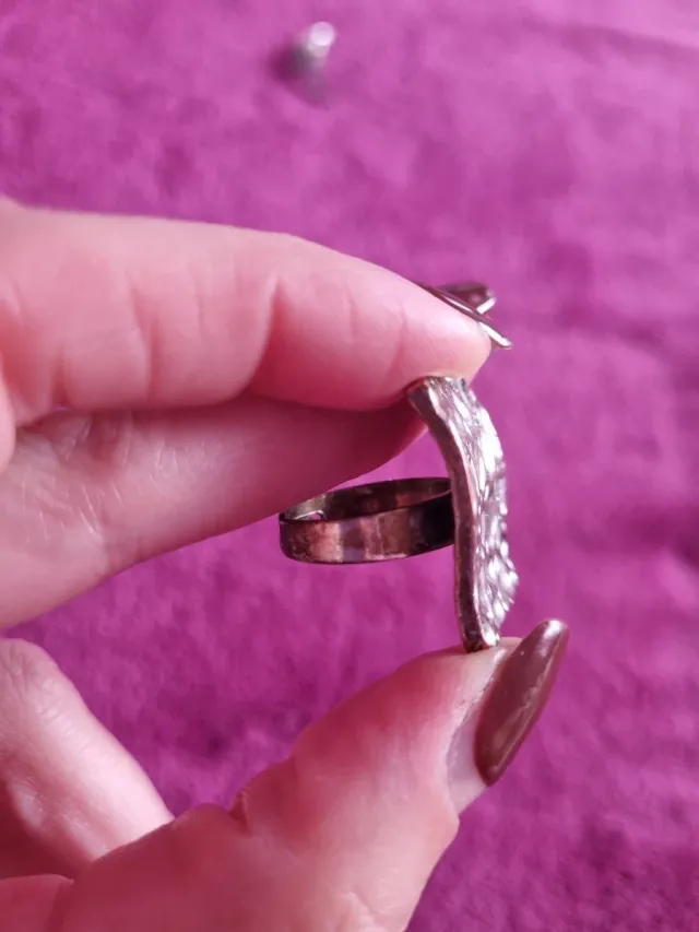 Lote bisutería vintage plateada: anillo y broche