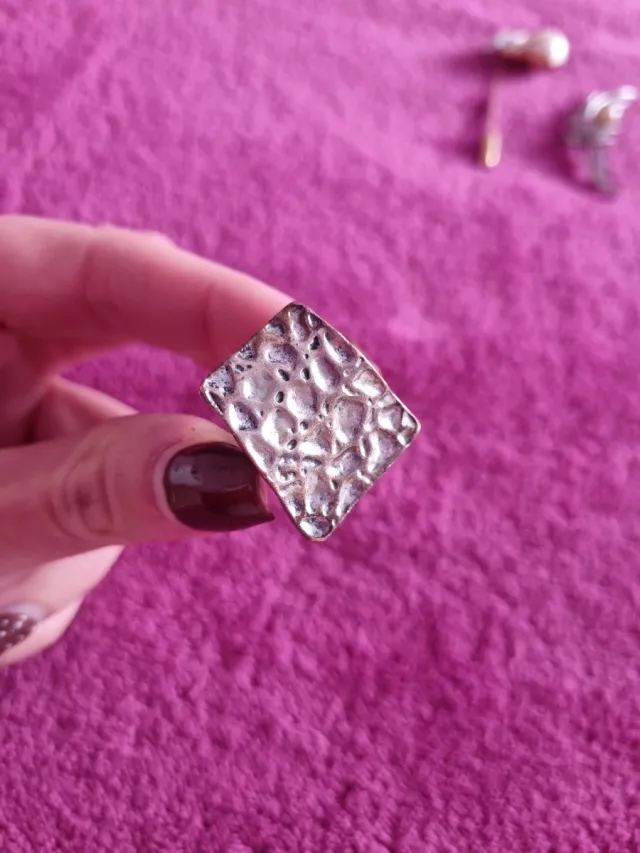 Lote bisutería vintage plateada: anillo y broche