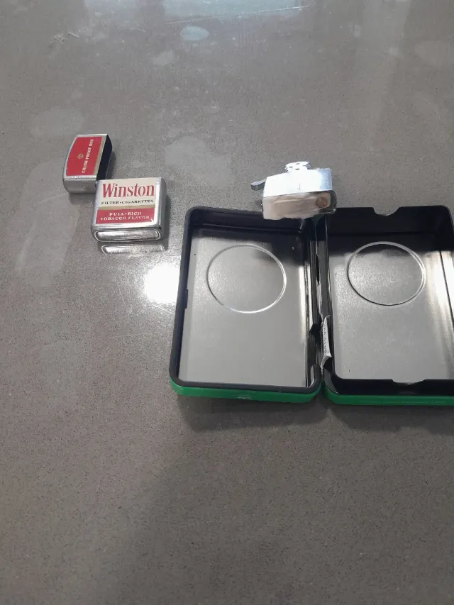 Mechero Winston y Pitillera Lucky Strike