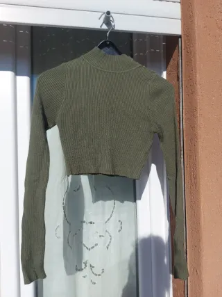 Maglioncino crop con bottoni