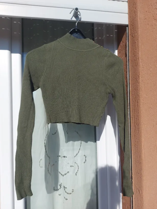 Maglioncino crop con bottoni