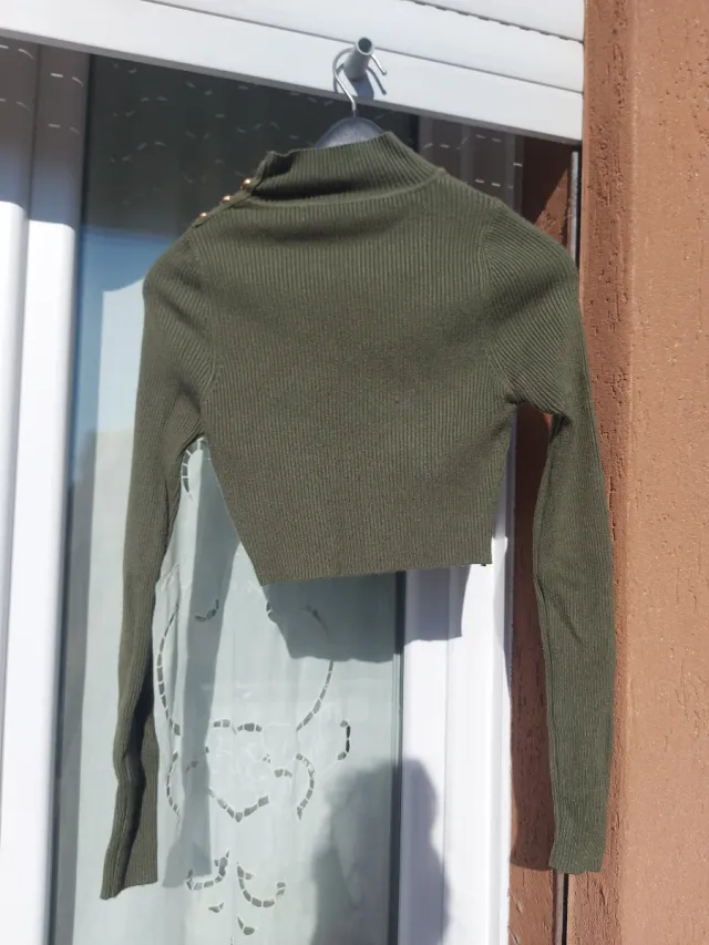 Maglioncino crop con bottoni