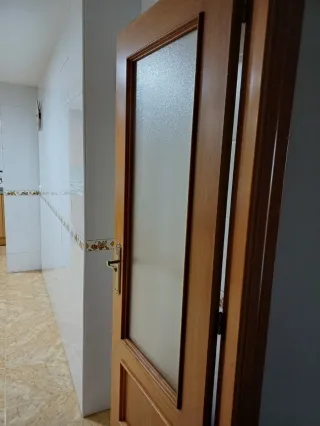 8 Puertas de madera (5, 1 cocina, 1 doble salón)